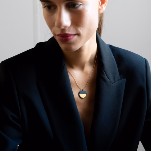 Collier en grès noir et or Calypso – Image 5
